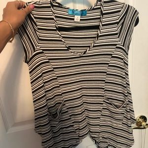 Black and white short sleeve top